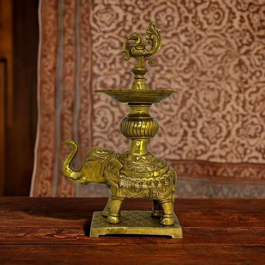 घर और सजावट के लिए स्टैंड के साथ पीतल का हाथी दिया, वज़न 2.9 किग्रा, ऊँचाई 29 सेमी