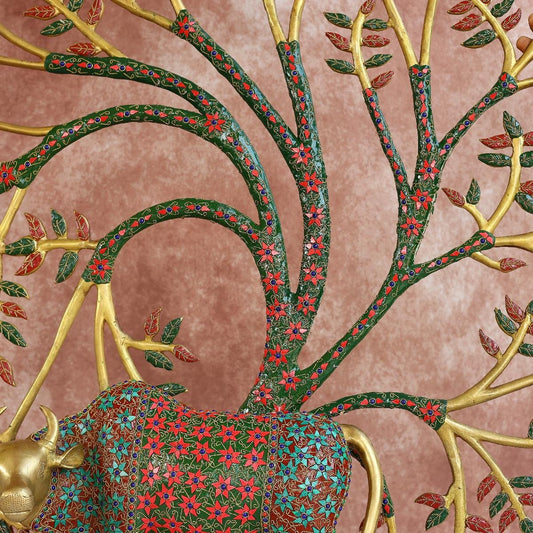 अत्यंत विशाल पीतल का दीवार पर टाँगने वाला कामधेनु और बछड़ा पेड़ के नीचे - 44 इंच - घर के लिए दिव्य हस्तनिर्मित दीवार कला