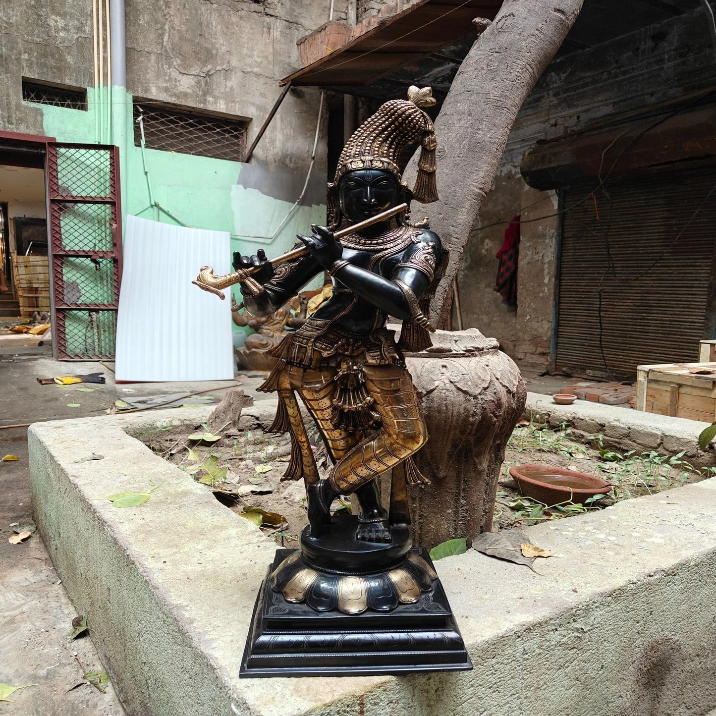Brass Krishna Playing Flute Weight 26 Kg And Height 36 Inch