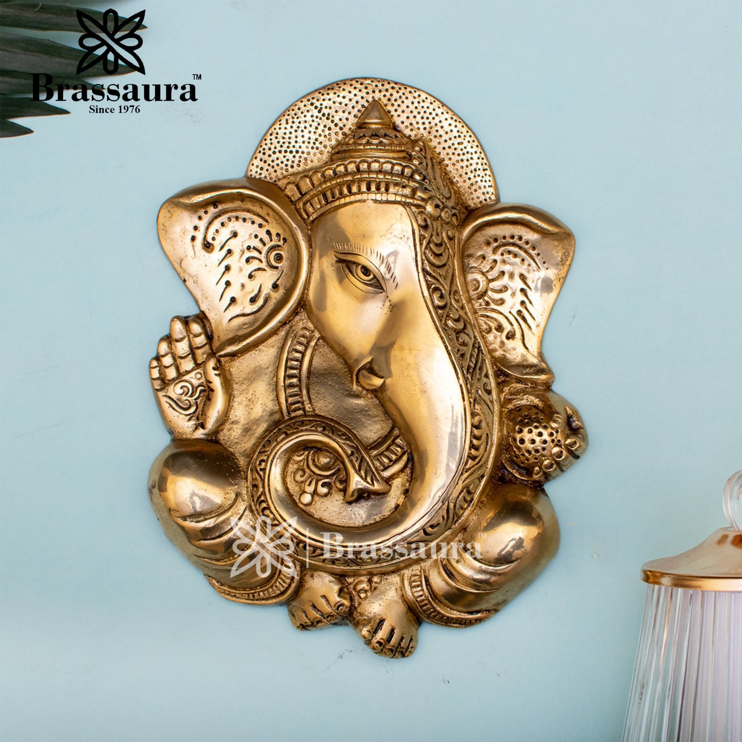 घर की सजावट और उपहार के लिए पीतल की दीवार पर लटकाई जाने वाली गणेश प्लेट, वज़न 2.5 किलोग्राम और ऊँचाई 10 इंच