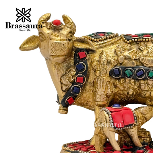 Brassaura™ ब्रास जेम स्टोन वर्क कामधेनु गाय और बछड़े की मूर्ति – ऊँचाई 4 इंच और वज़न 1 किलोग्राम | ध्यान और पूजा स्थान के लिए उपयुक्त