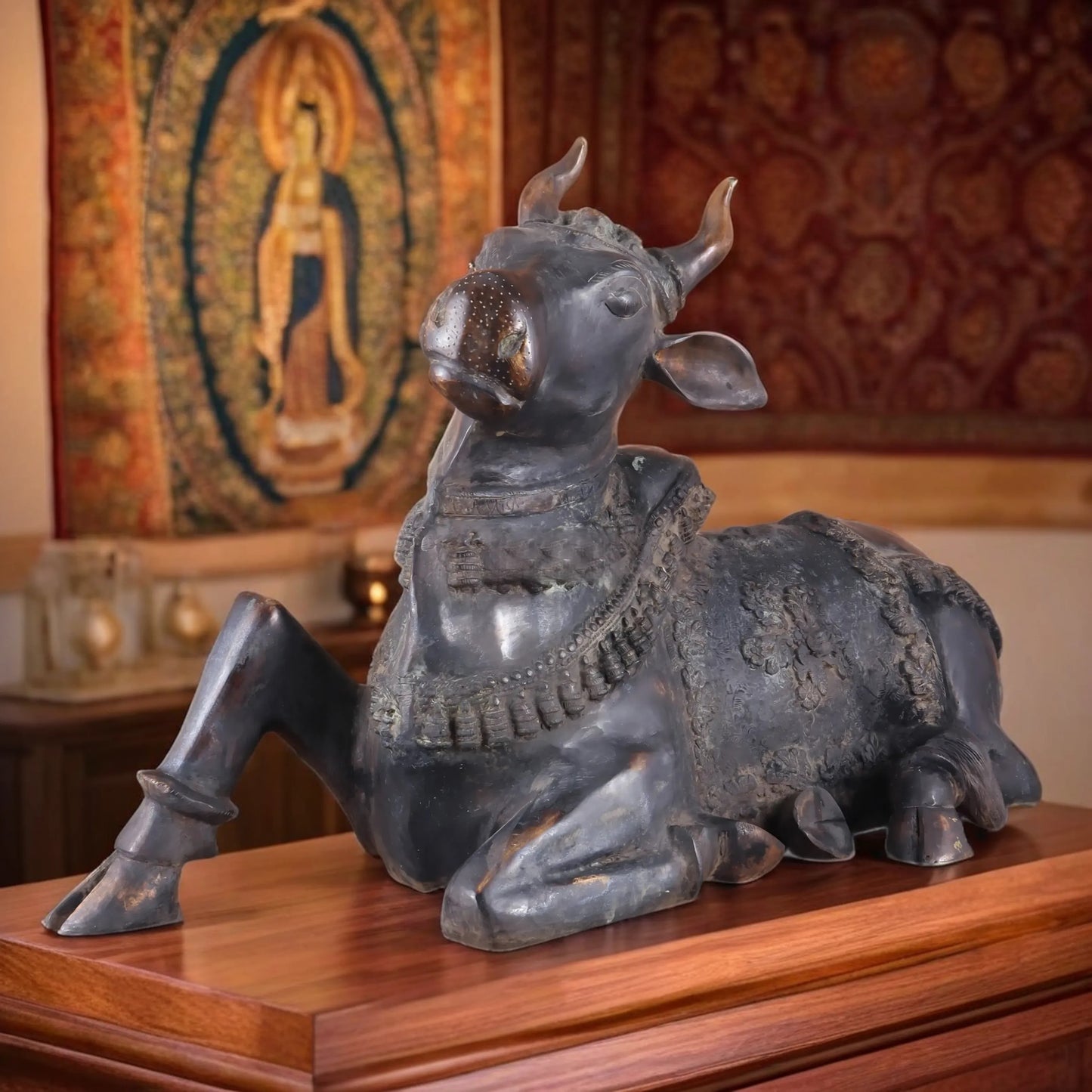 Brassaura™ प्राचीन पीतल नंदी मूर्तिकला – ऊंचाई 21.5 इंच और वज़न 30 किलोग्राम | रेत और रस्टिक ग्रीन पेटिना फिनिश