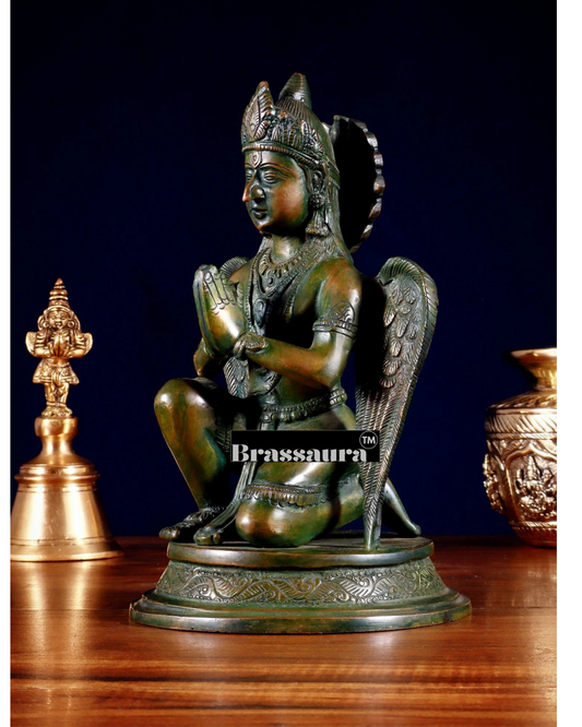 Brassaura™ उत्कृष्ट पीतल गरुड़ देव नमस्कार मुद्रा में – ऊंचाई 9 इंच, वजन 2.6 किलोग्राम
