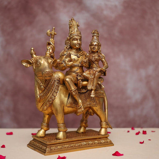 नंदी पर विराजमान शिव पार्वती की विशाल पीतल की मूर्ति