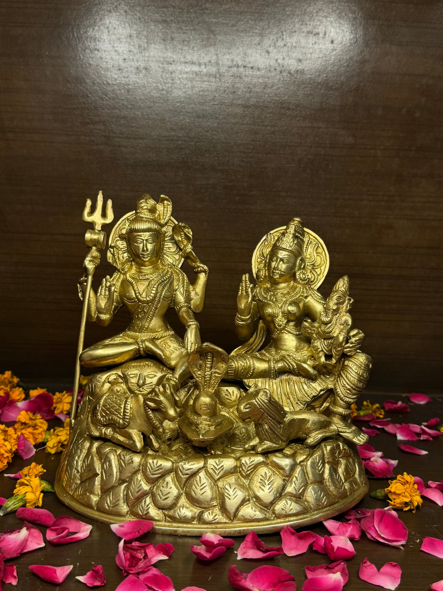 घर और सजावट के लिए पीतल की सुनहरी शिव परिवार मूर्ति, ऊंचाई 23 सेमी, वज़न 4.4 किलोग्राम