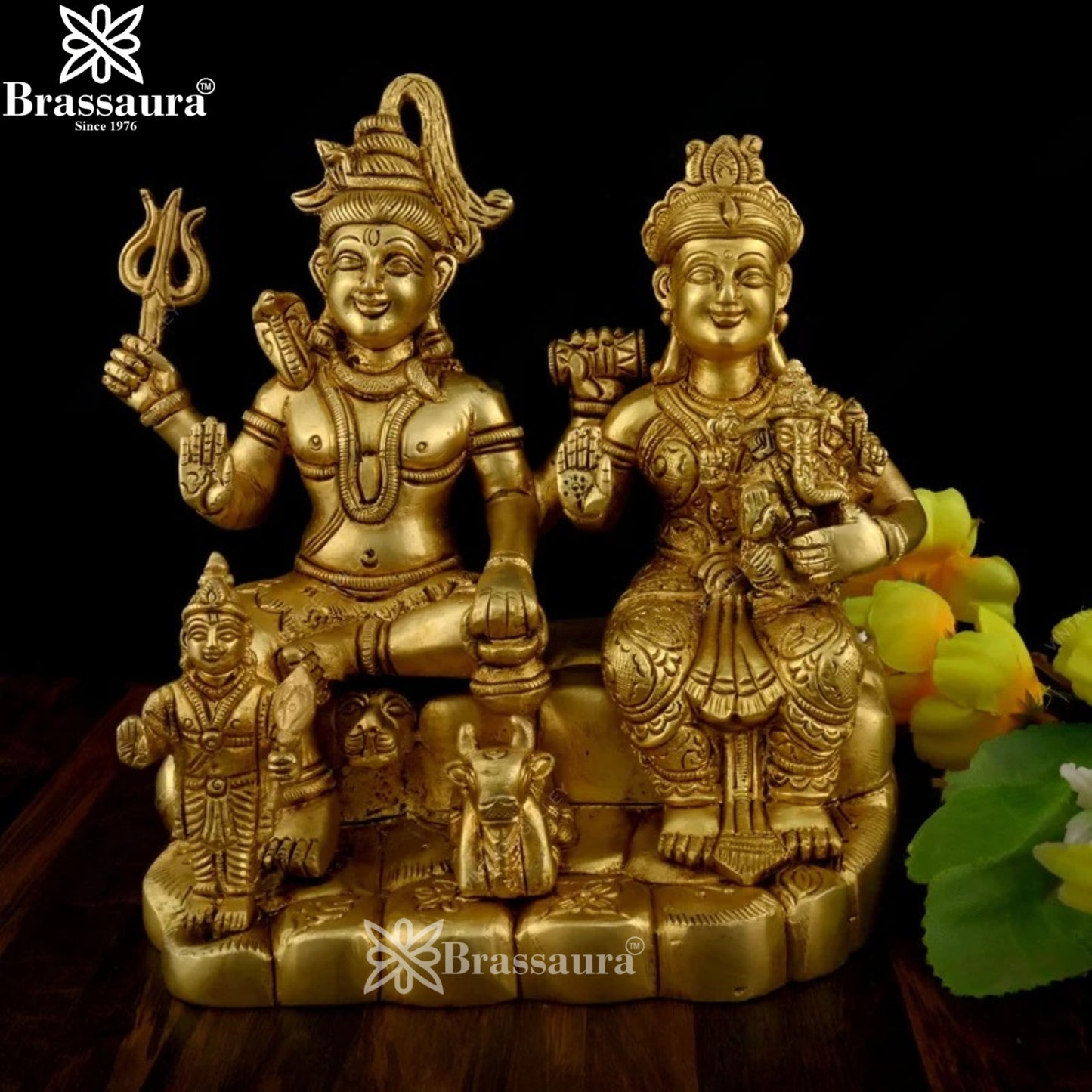पीतल की उत्कृष्ट भगवान शिव परिवार प्रतिमा का वज़न 3 किलोग्राम और ऊँचाई 15 इंच
