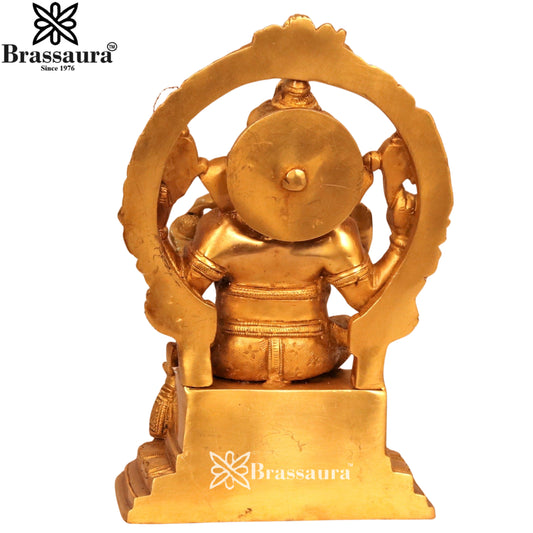 ब्रासौर® बैठी हुई सुनहरी पीतल गणेश प्रतिमा | अलंकृत मेहराब डिजाइन | ऊंचाई 10 इंच