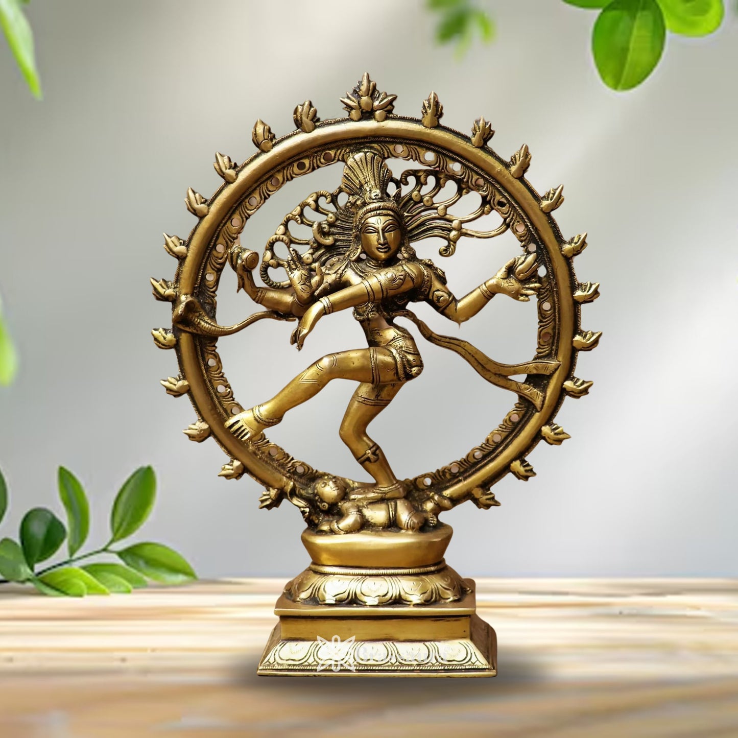 पीतल की नृत्य करती नटराज मूर्ति का वज़न 4 किलोग्राम और ऊँचाई 13 इंच है