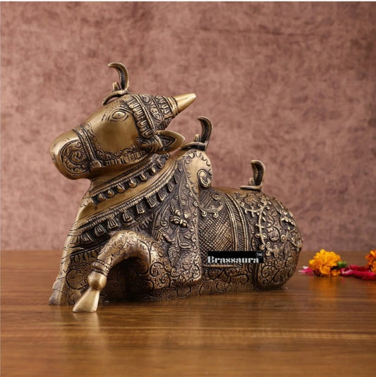 Brassaura™ शुद्ध पीतल की पूरी नक्काशीदार नंदी – ऊँचाई 8 इंच और वज़न 5.5 किलोग्राम | मैट गोल्ड फ़िनिश मूर्ति