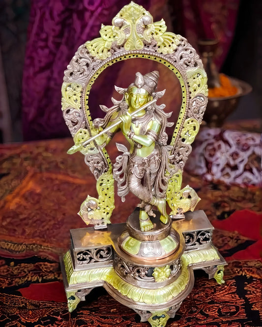 ब्रासोरा™ प्रभावाली फ्रेम के साथ बांसुरी बजाते हुए कृष्ण | शुद्ध पीतल | ऊँचाई 31 इंच और वज़न 20 किलोग्राम