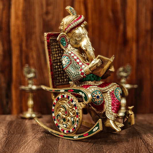 ब्रासौरा® पीतल का गणेश, रॉकिंग चेयर पर पुस्तक पढ़ते हुए, स्टोनवर्क सहित | ऊंचाई 17 इंच