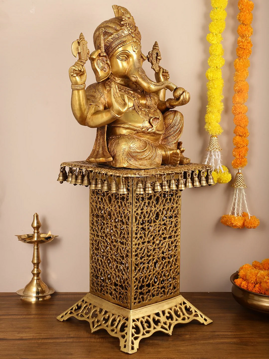 ब्रासौरा® शुद्ध पीतल से बनी भगवान गणेश की मूर्ति हस्तनिर्मित नक्काशीदार पीतल के स्टूल पर | भव्य आध्यात्मिक शोपीस | मूर्ति की ऊँचाई 21 इंच