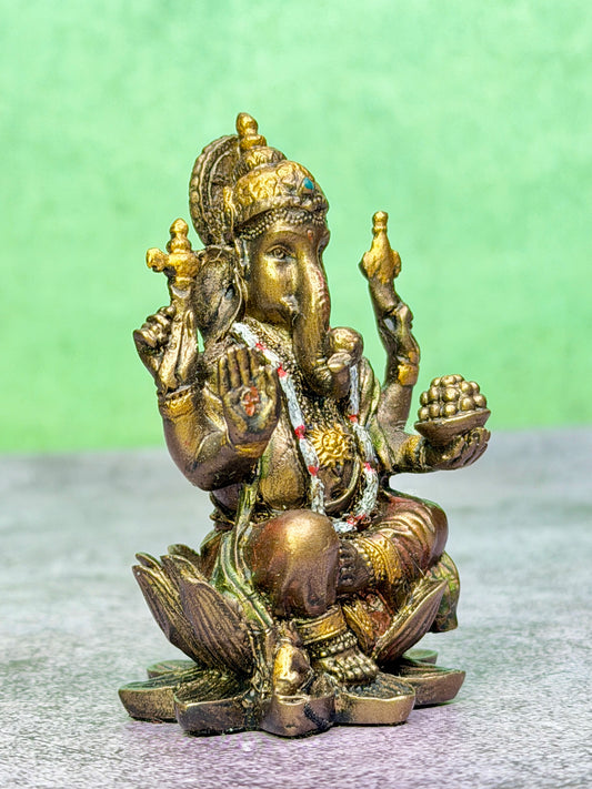 Estátua de Ganesha Brassaura™ em Resina para Painel de Carro, Casa e Decoração | Peso 0,06 Kgs | Altura 3,15 Polegadas