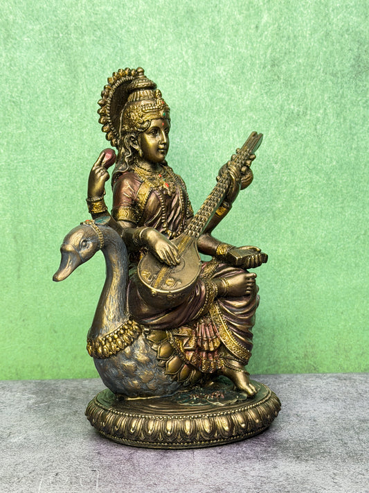 Brassaura™ Resina Ídolo de Saraswati – 20 cm de altura e 1 Kg de peso | Elegante Decoração para Casa e Templo