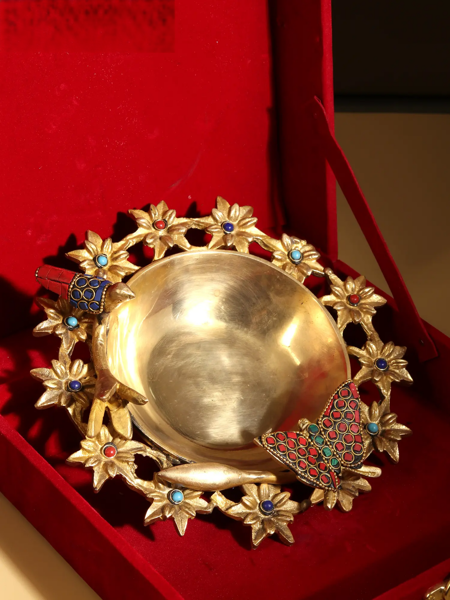 ब्रासुर्रा® ब्रास डेकोरेटिव बाउल जिसमें पक्षी और तितली इनले वर्क है | शुद्ध पीतल | ऊंचाई 2.8 इंच और वज़न 1.16 किलोग्राम