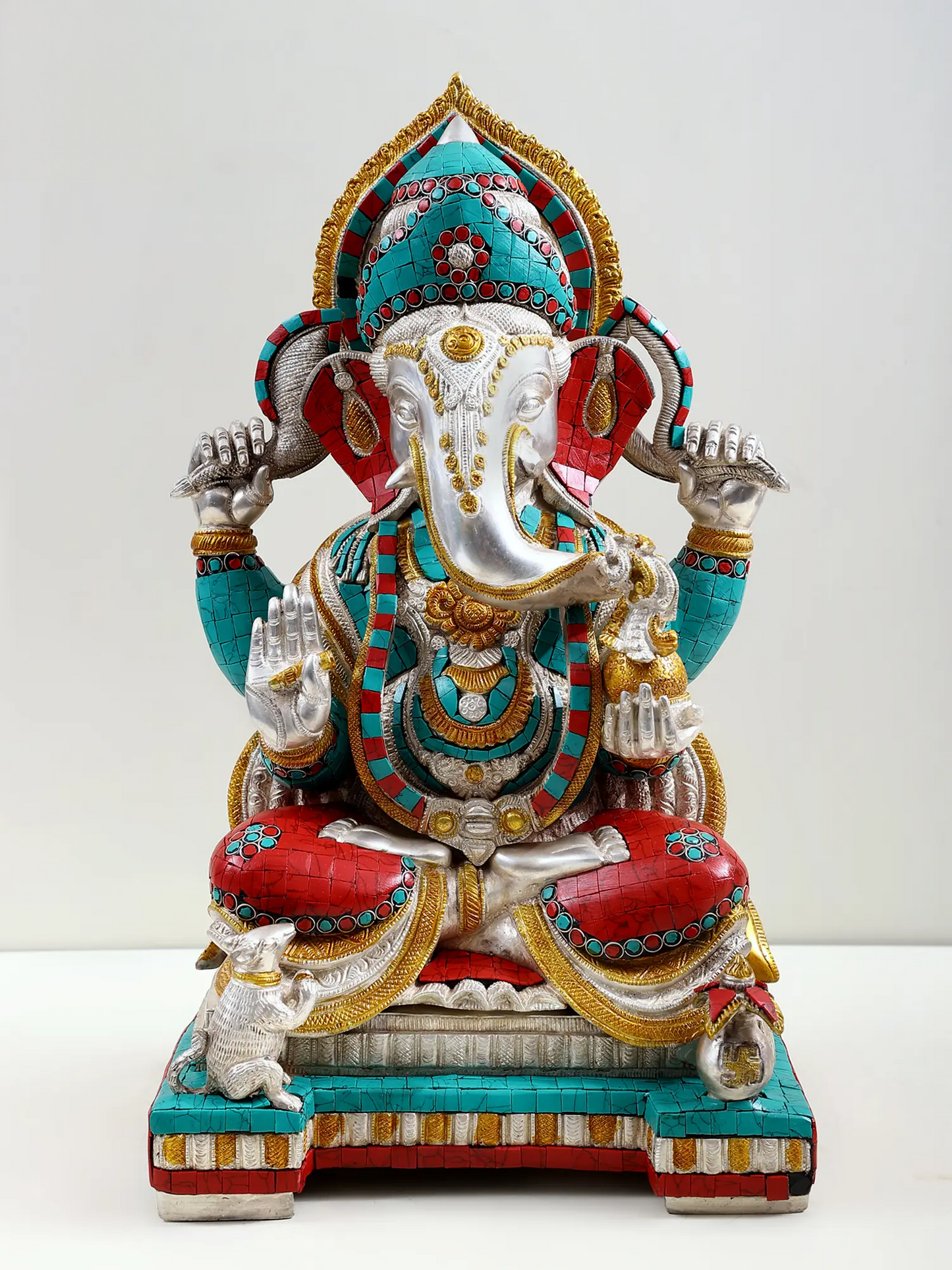 ब्रासौर™ चार भुजाओं वाले बैठे भगवान गणेश | उत्तम जड़ाई के काम के साथ सिल्वर फिनिश ब्रास | ऊंचाई 18 इंच और वज़न 17 किलोग्राम