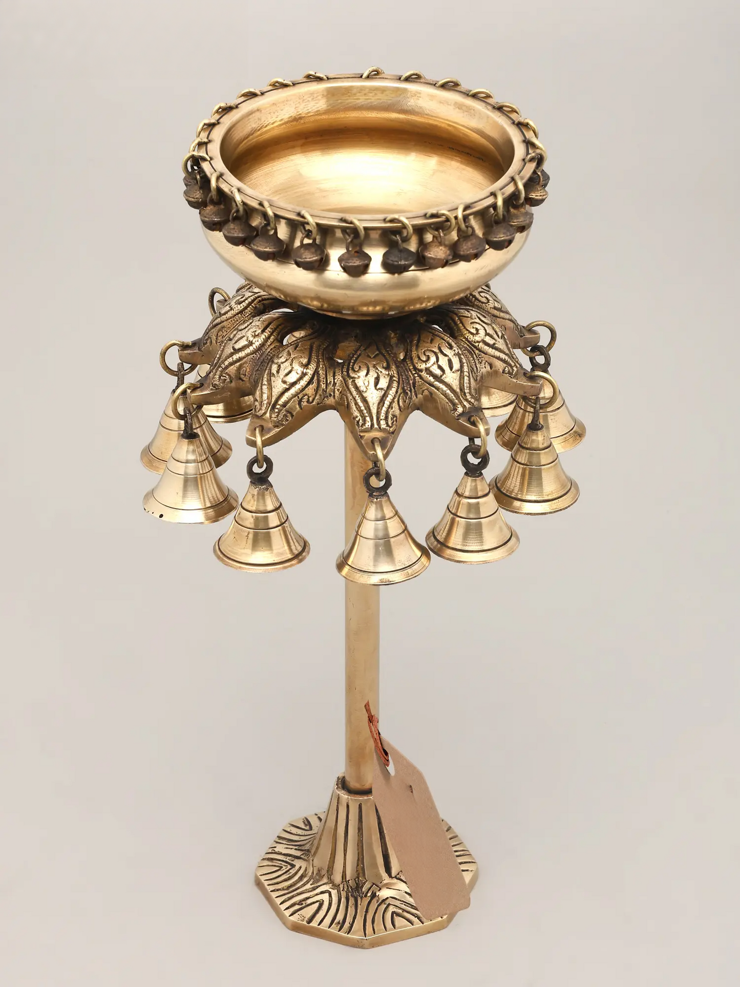 ब्रासौड़ा® ब्रास उर्ली बाउल हैंगिंग बेल्स स्टैंड के साथ | शुद्ध पीतल | ऊंचाई 16 इंच और वज़न 4.03 किलोग्राम