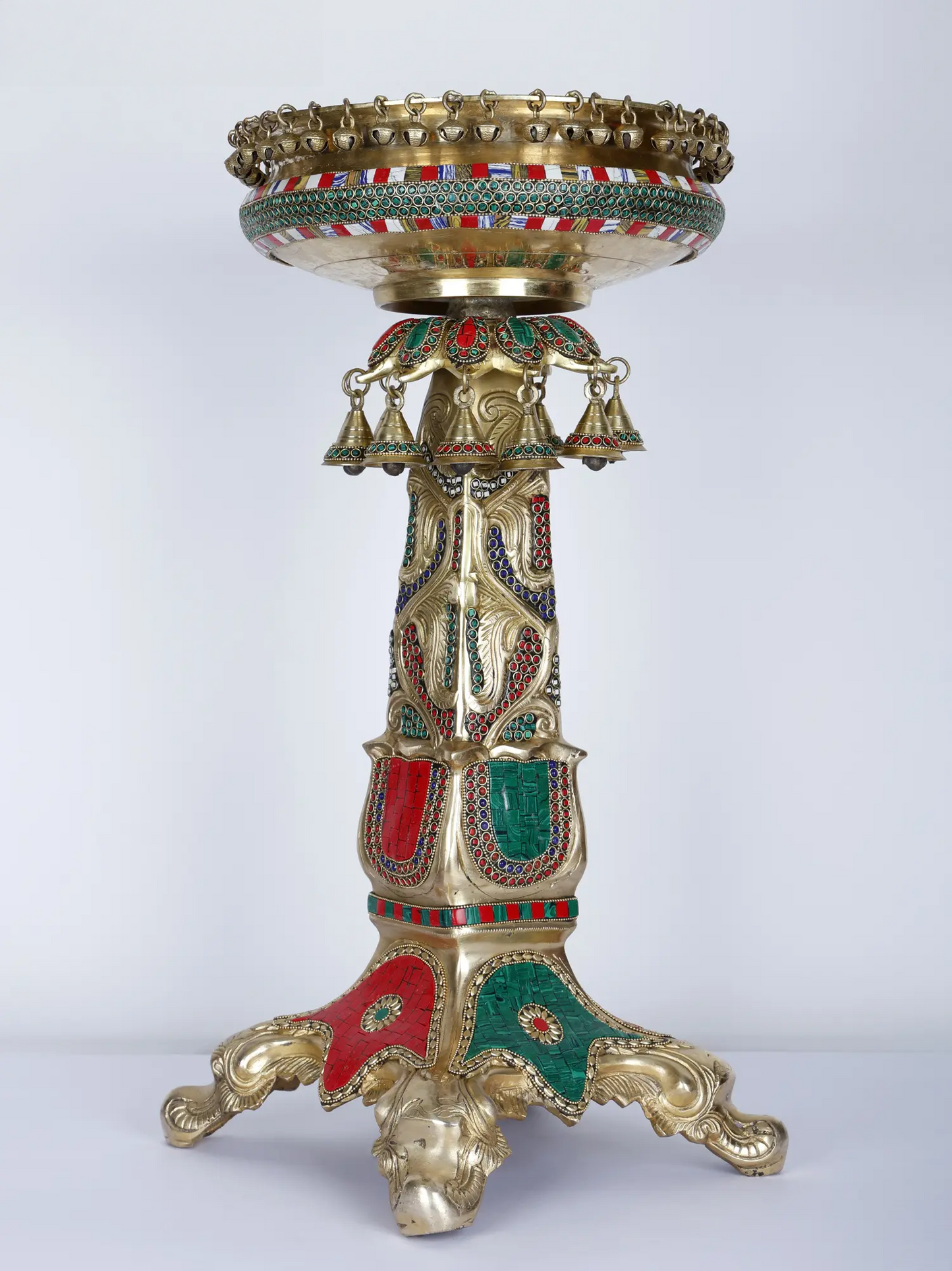 Suporte para Tigela Urli Brassaura® de Latão com Trabalho de Incrustação e Sinos Pendurados | Latão Puro | Altura 64 cm e Peso 18,10 kg