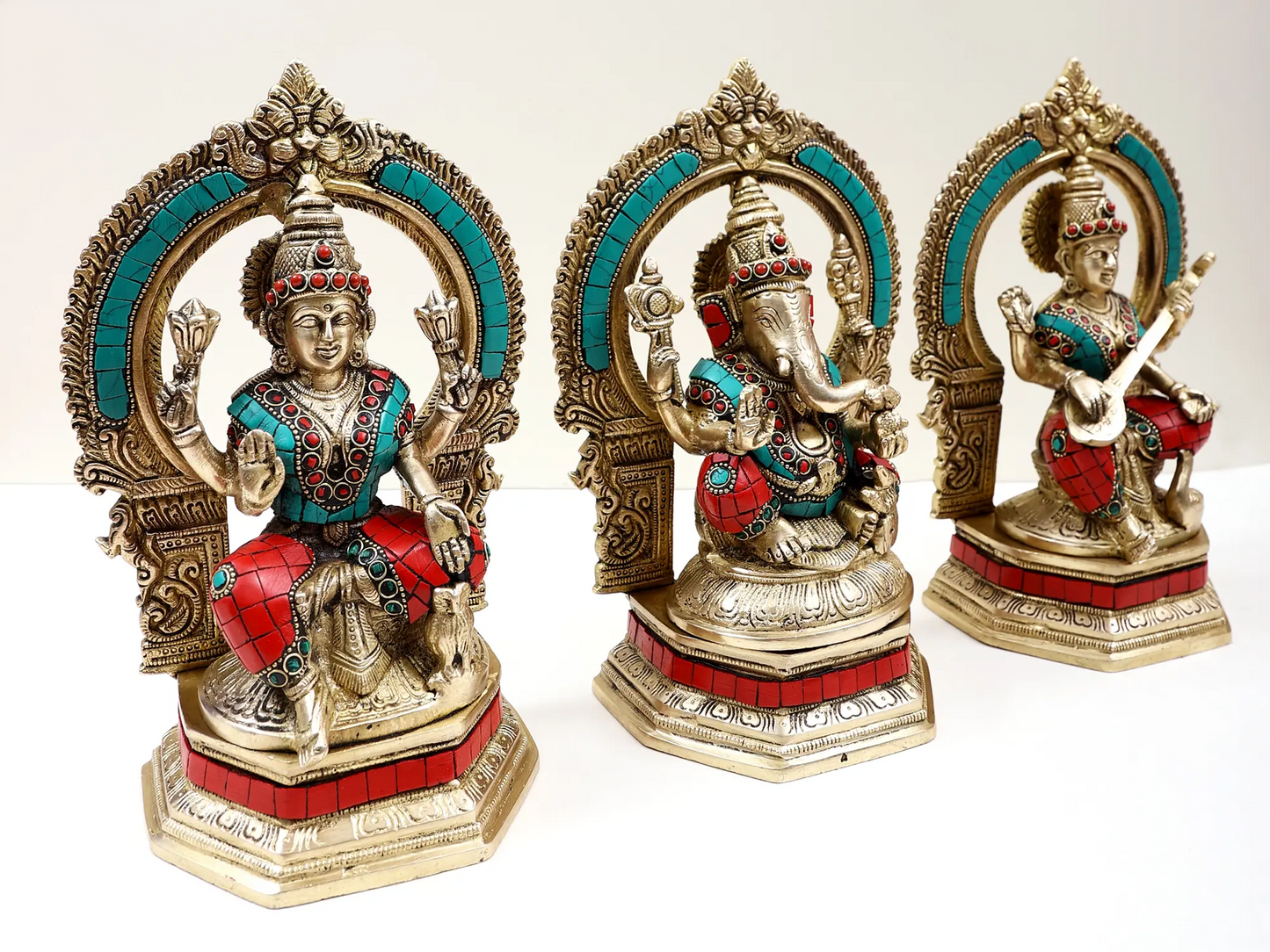 Brassaura™ ब्रास गणेश लक्ष्मी सरस्वती (जीएलएस) सेट | मीनाकारी इनले वर्क के साथ शुद्ध ब्रास | ऊंचाई 10 इंच और वज़न 9.48 किलोग्राम