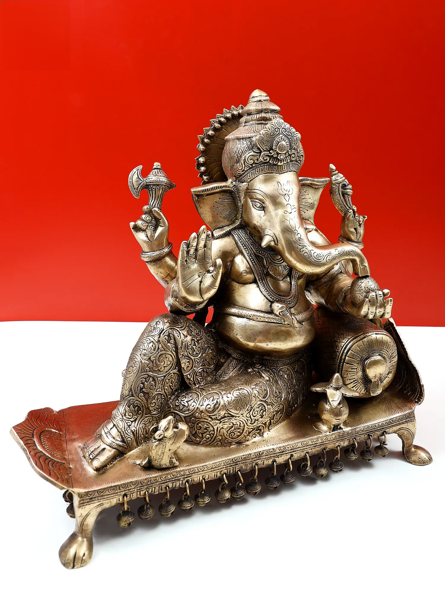 ब्रासौर्रा™ चौकी पर लेटे भगवान गणेश | शुद्ध पीतल की बैठी हुई मूर्ति | ऊंचाई 16 इंच