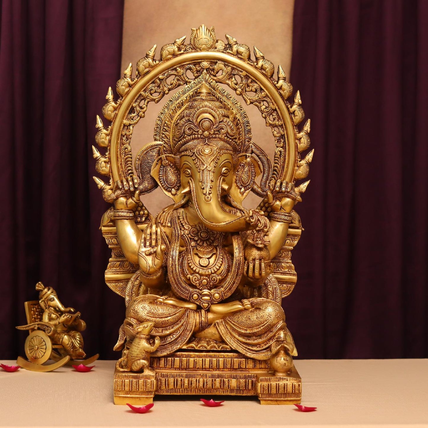 घर की सजावट और पूजा के लिए बड़ी पीतल की गणेश मूर्ति 22 इंच ऊँची