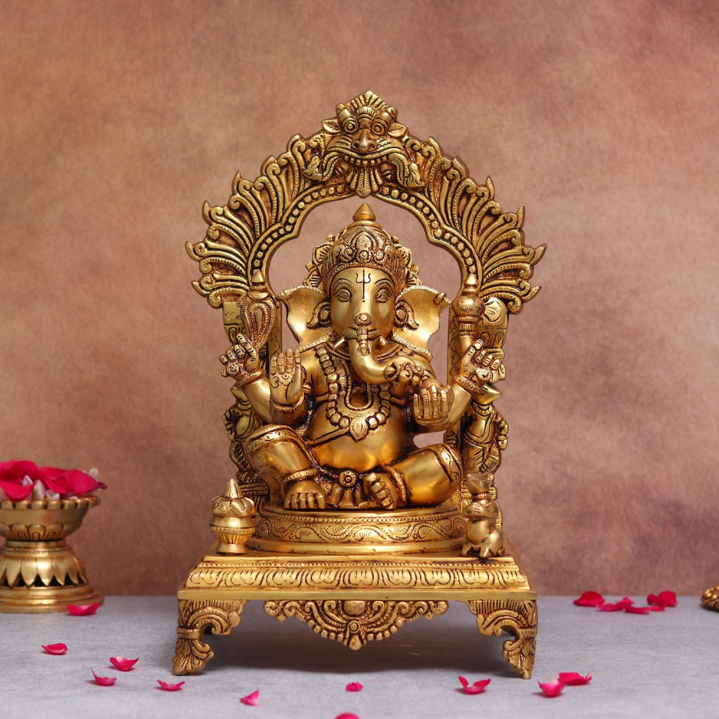 ब्रैसौरा® दिव्य भगवान गणेश पीतल की मूर्ति | शुद्ध पीतल | ऊंचाई 14.3 इंच और वजन 9 किग्रा