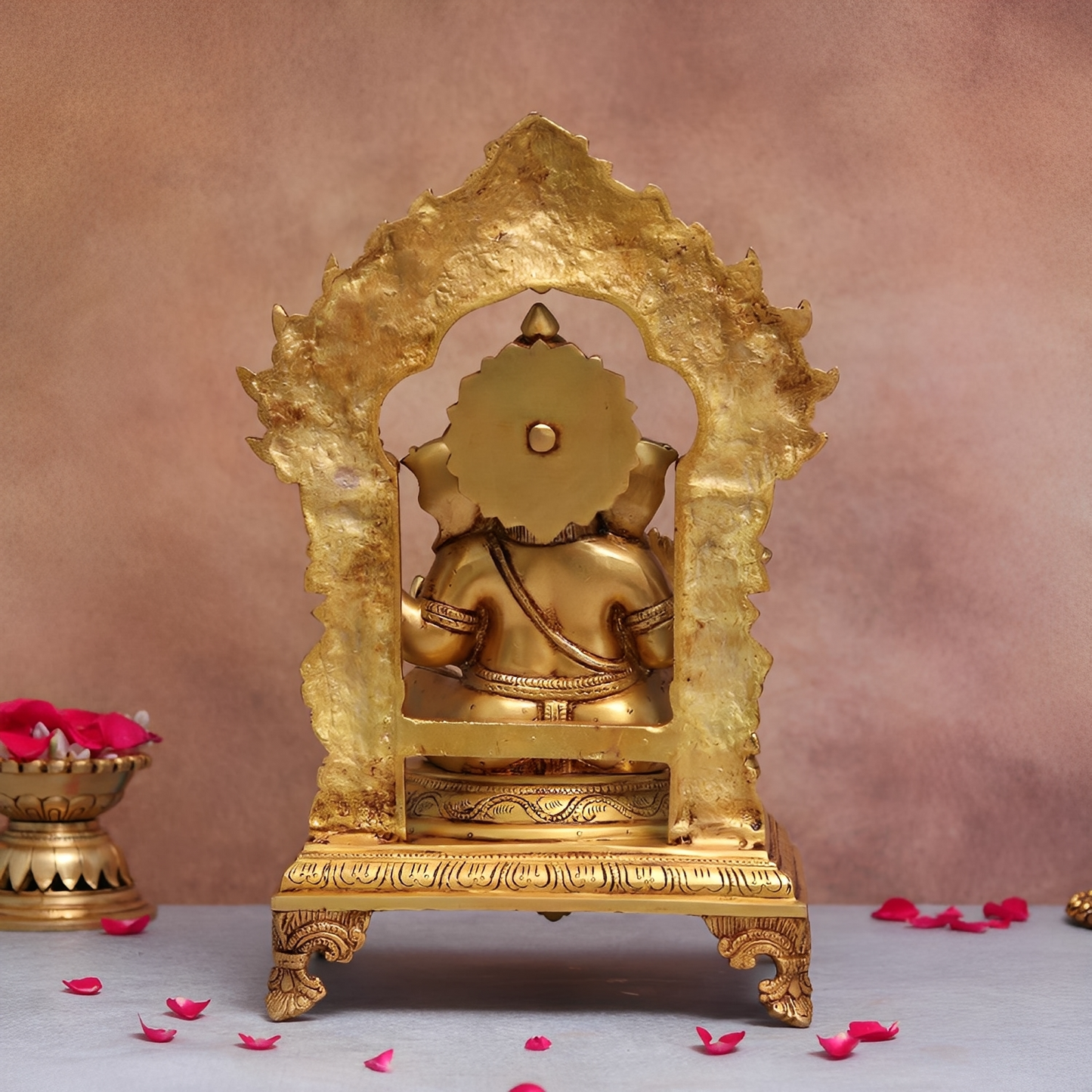 ब्रैसौरा® दिव्य भगवान गणेश पीतल की मूर्ति | शुद्ध पीतल | ऊंचाई 14.3 इंच और वजन 9 किग्रा