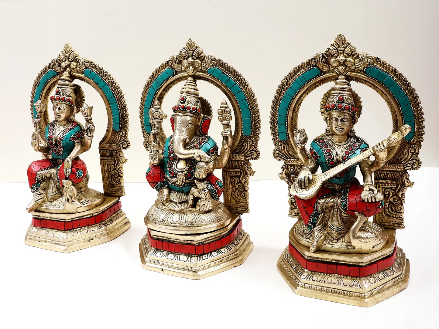 Brassaura™ ब्रास गणेश लक्ष्मी सरस्वती (जीएलएस) सेट | मीनाकारी इनले वर्क के साथ शुद्ध ब्रास | ऊंचाई 10 इंच और वज़न 9.48 किलोग्राम