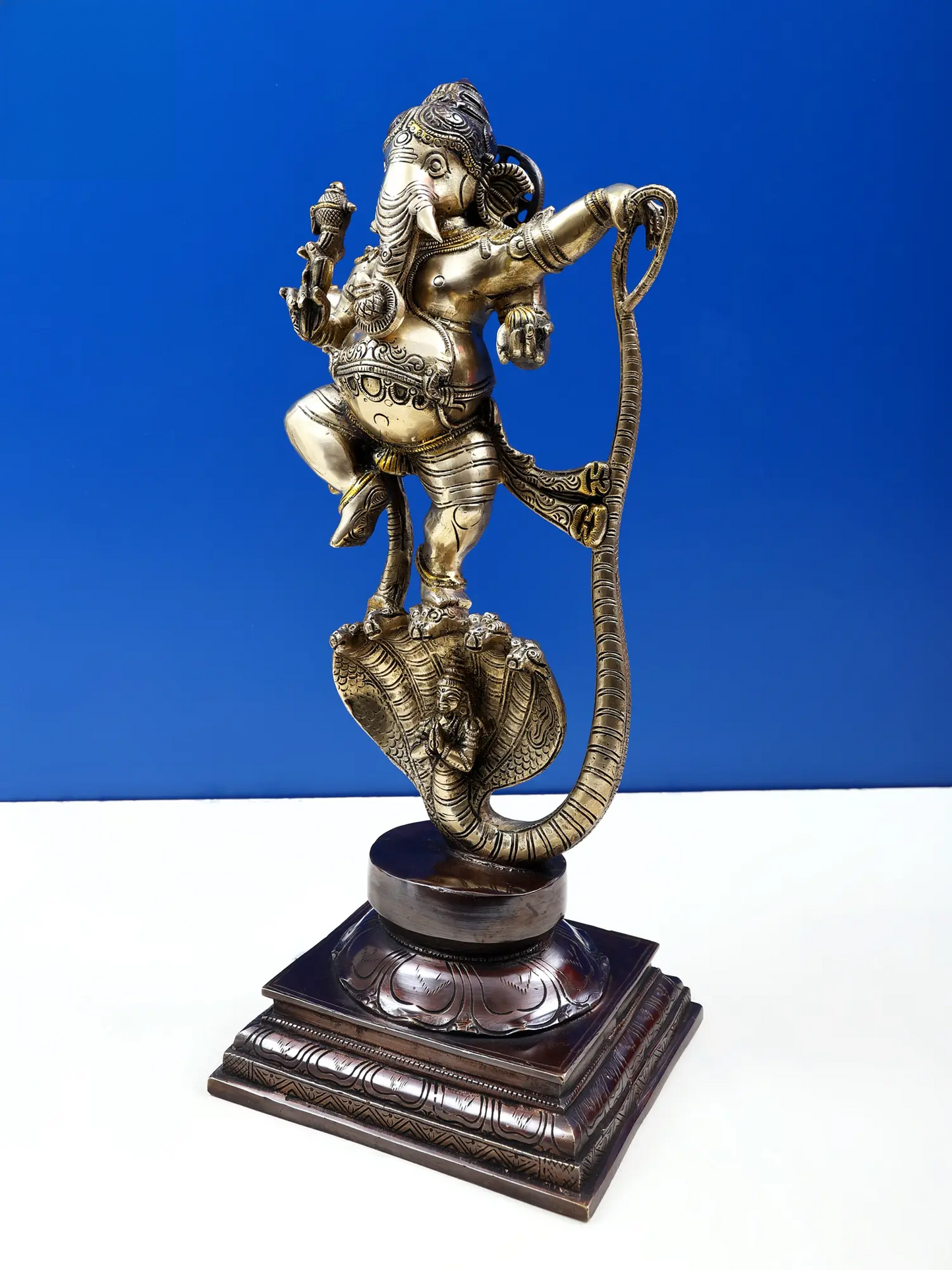 Brassaura™ सर्प पर भगवान गणेश | उत्कृष्ट विवरण के साथ शुद्ध पीतल | ऊंचाई 19 इंच और वजन 8.86 किलोग्राम