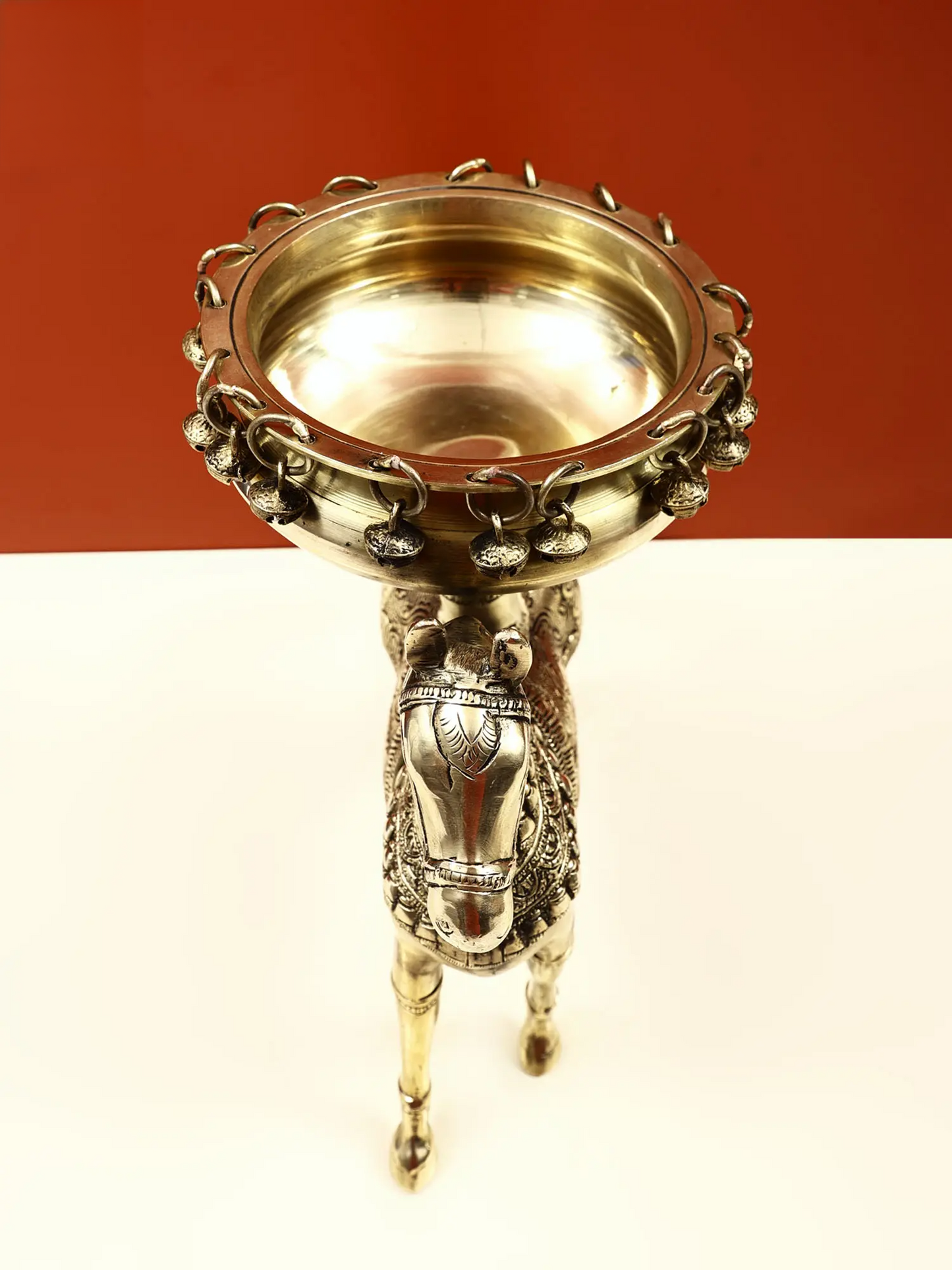 ब्रासोरा® रॉयल हॉर्स ब्रास अर्ली हैंगिंग बेल्स के साथ | शुद्ध पीतल | ऊंचाई 12 इंच और वजन 5.12 किलोग्राम