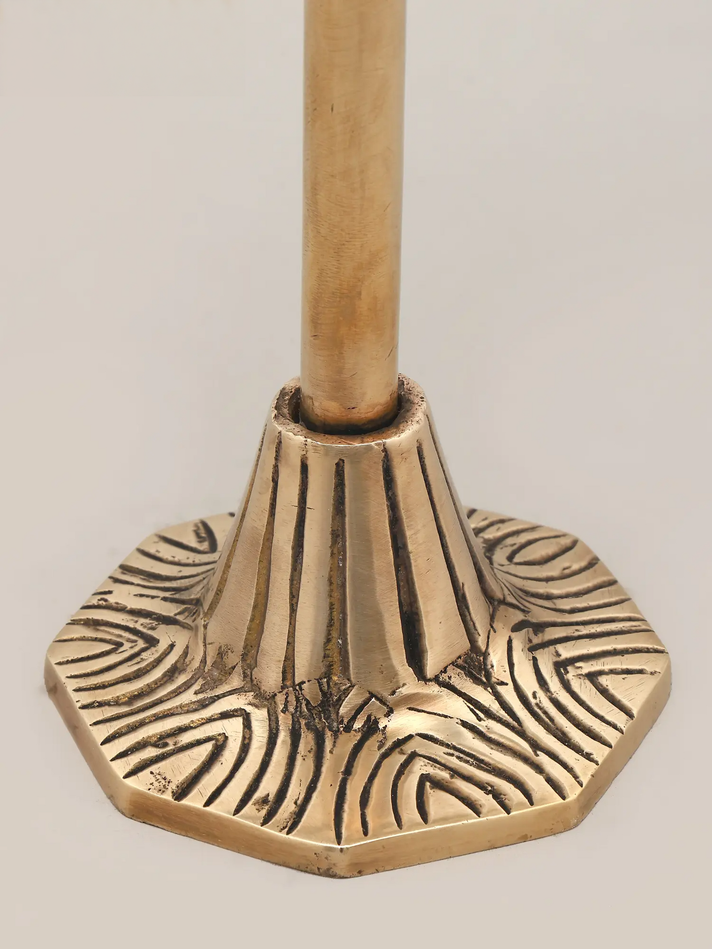 ब्रासौड़ा® ब्रास उर्ली बाउल हैंगिंग बेल्स स्टैंड के साथ | शुद्ध पीतल | ऊंचाई 16 इंच और वज़न 4.03 किलोग्राम