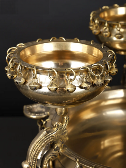 ब्रासौर® फोर इन वन डिज़ाइनर ब्रास उर्ली, घंटियों और दीयों के साथ | शुद्ध पीतल | ऊंचाई 12.6 इंच और वज़न 15.75 किलोग्राम