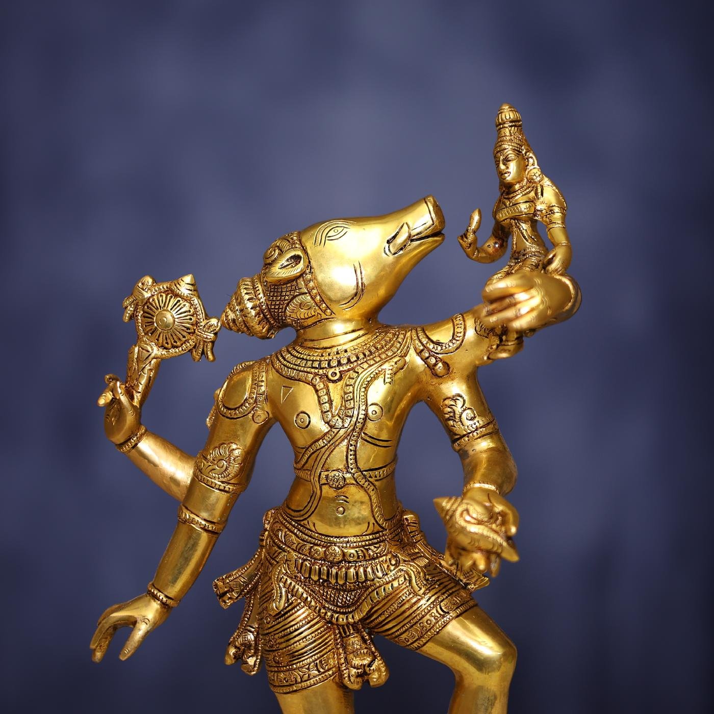 18 इंच ऊँची पीतल की वराह देव और भू देवी की मूर्ति