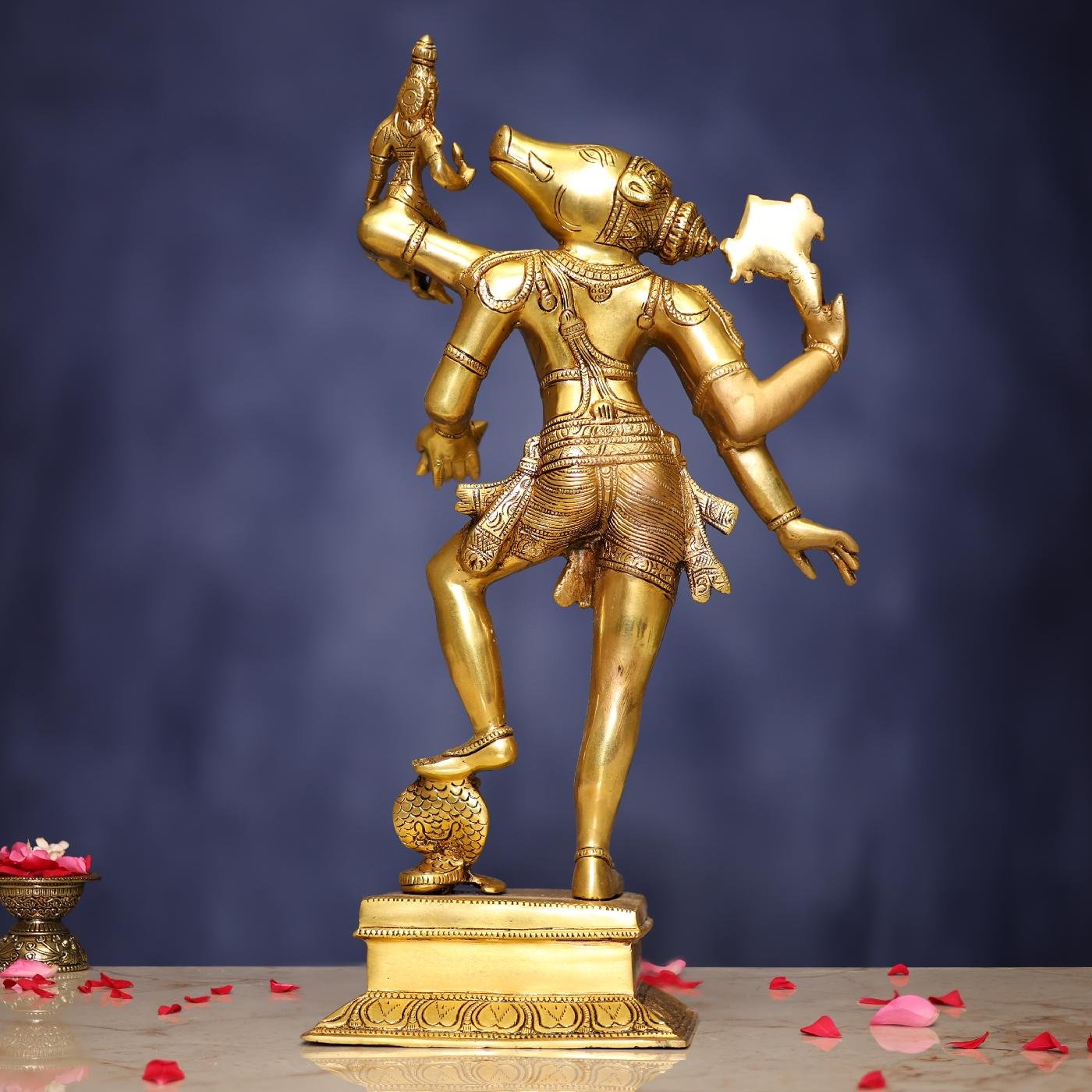 18 इंच ऊँची पीतल की वराह देव और भू देवी की मूर्ति