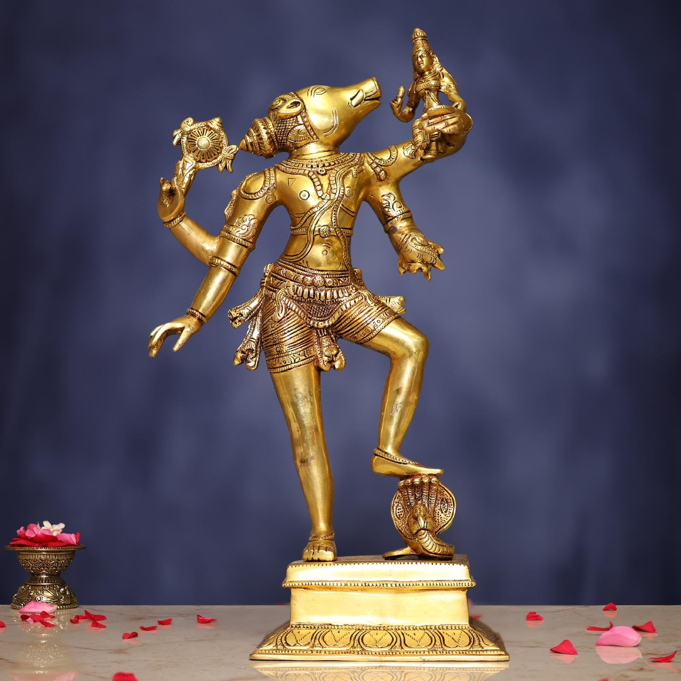 18 इंच ऊँची पीतल की वराह देव और भू देवी की मूर्ति