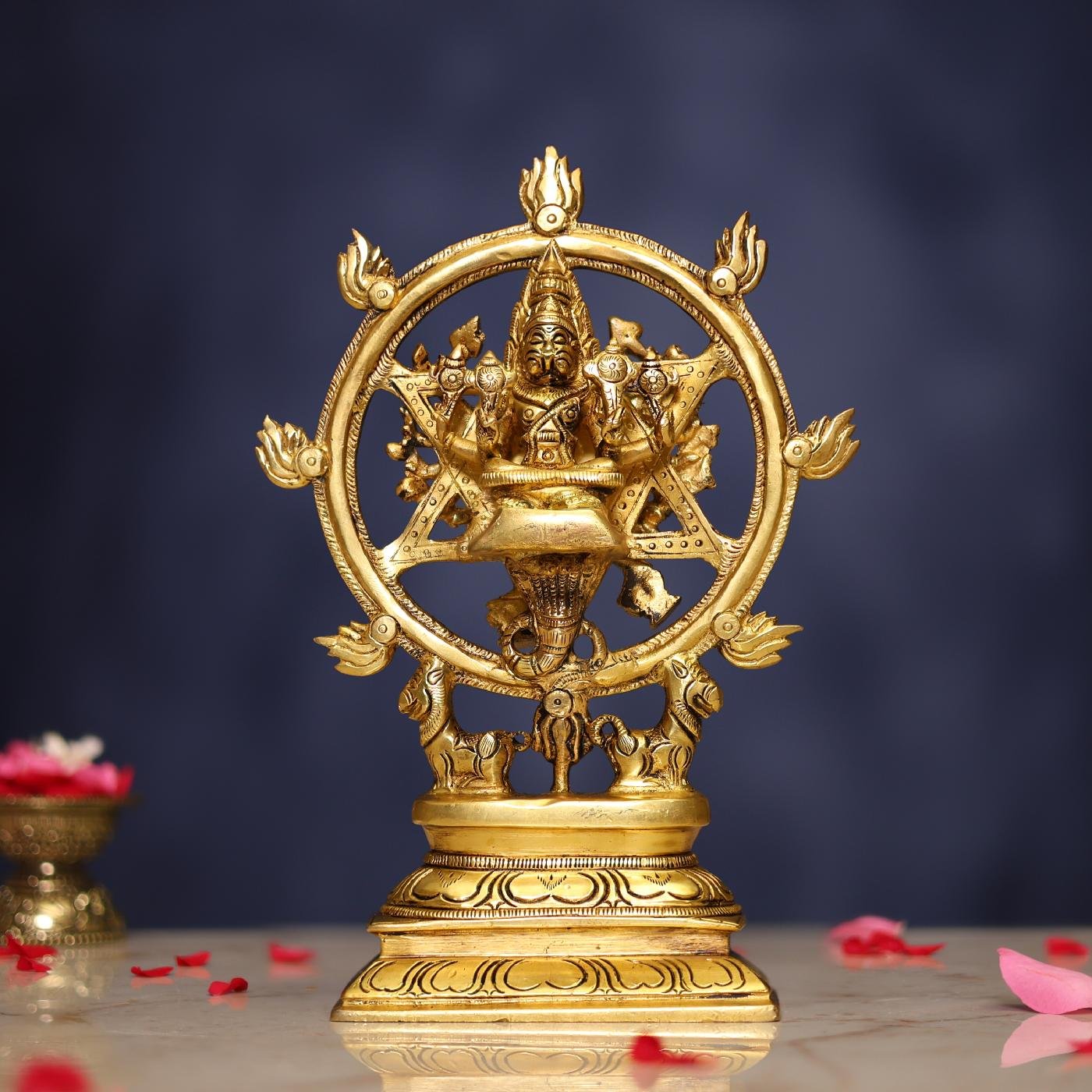 पीतल सुदर्शन चक्र विष्णु और नरसिम्हा मूर्ति ऊंचाई 9.5 इंच