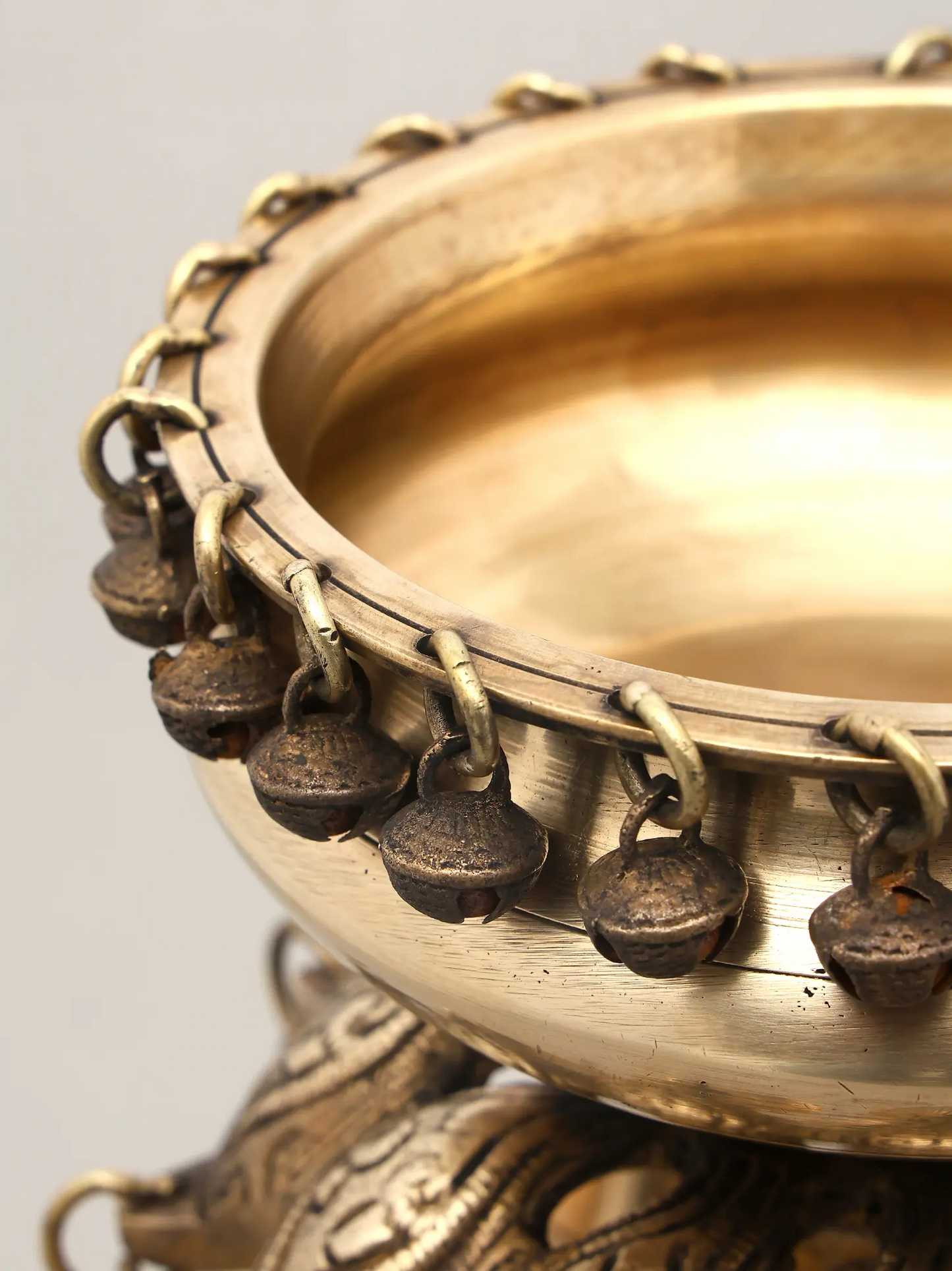 ब्रासौड़ा® ब्रास उर्ली बाउल हैंगिंग बेल्स स्टैंड के साथ | शुद्ध पीतल | ऊंचाई 16 इंच और वज़न 4.03 किलोग्राम