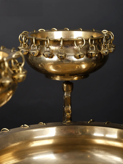 ब्रासौर® फोर इन वन डिज़ाइनर ब्रास उर्ली, घंटियों और दीयों के साथ | शुद्ध पीतल | ऊंचाई 12.6 इंच और वज़न 15.75 किलोग्राम