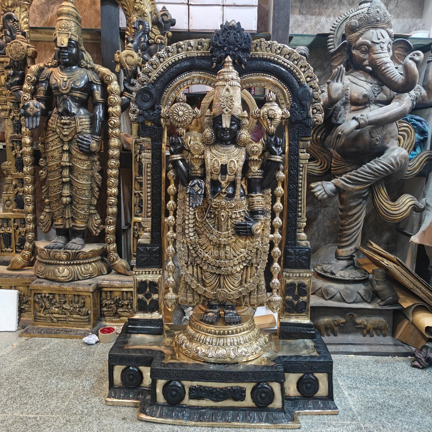 Brassaura® Brass Lord Balaji Idol with Ornate Arch Frame | Handcrafted Tirupati Balaji Statue for Home Temple, Spiritual Décor & Temple Installation | 60 Inches | 130 Kg