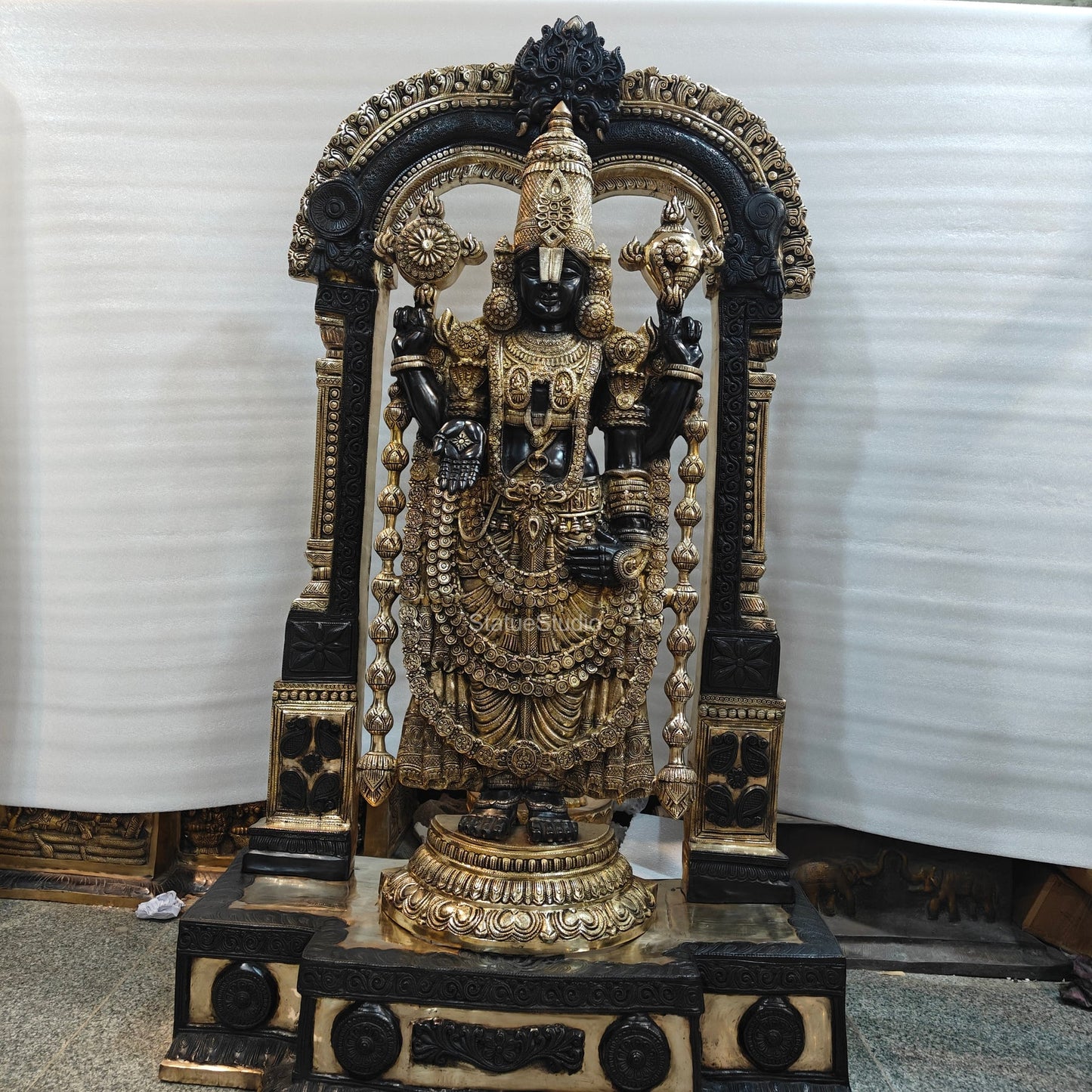 Brassaura® Brass Lord Balaji Idol with Ornate Arch Frame | Handcrafted Tirupati Balaji Statue for Home Temple, Spiritual Décor & Temple Installation | 60 Inches | 130 Kg