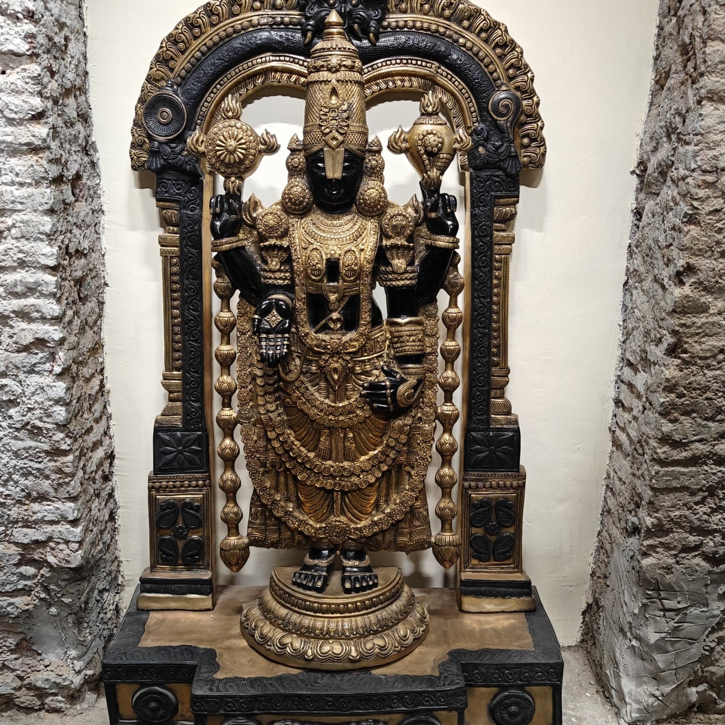 Brassaura® Brass Lord Balaji Idol with Ornate Arch Frame | Handcrafted Tirupati Balaji Statue for Home Temple, Spiritual Décor & Temple Installation | 60 Inches | 130 Kg