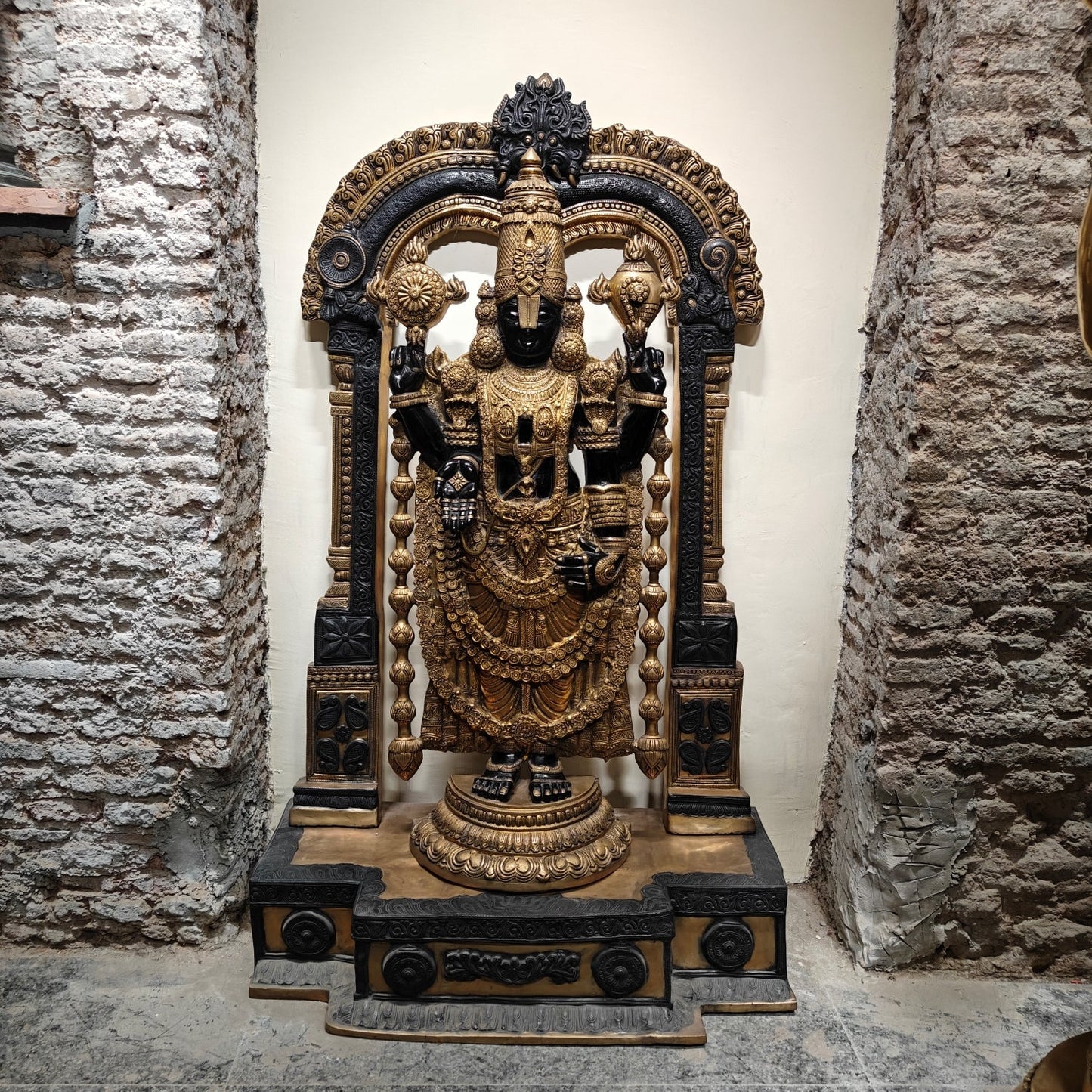 Brassaura® Brass Lord Balaji Idol with Ornate Arch Frame | Handcrafted Tirupati Balaji Statue for Home Temple, Spiritual Décor & Temple Installation | 60 Inches | 130 Kg