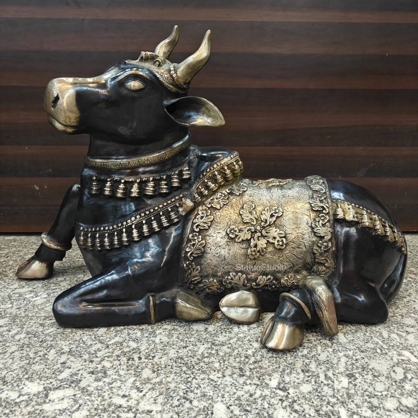 Brassaura® Brass Nandi Bull Idol | Sacred Nandi Statue for Home Temple, Shiv Mandir, Spiritual Décor & Vastu | 22 Inches | 28 Kg