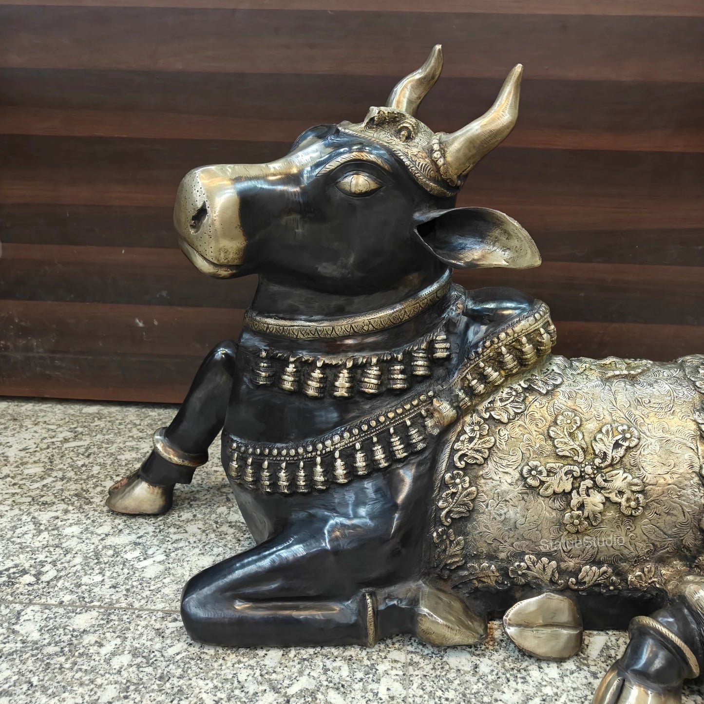Brassaura® Brass Nandi Bull Idol | Sacred Nandi Statue for Home Temple, Shiv Mandir, Spiritual Décor & Vastu | 22 Inches | 28 Kg
