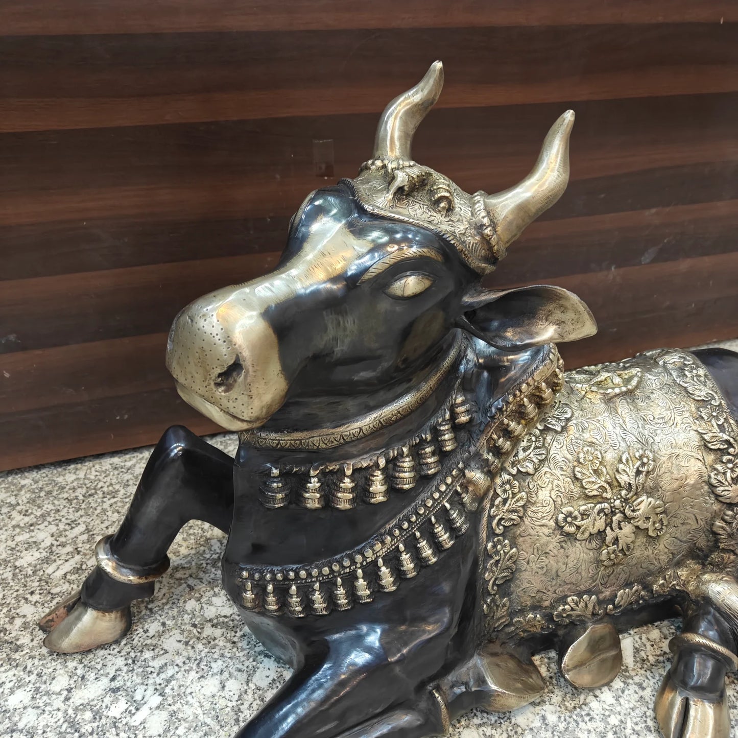 Brassaura® Brass Nandi Bull Idol | Sacred Nandi Statue for Home Temple, Shiv Mandir, Spiritual Décor & Vastu | 22 Inches | 28 Kg