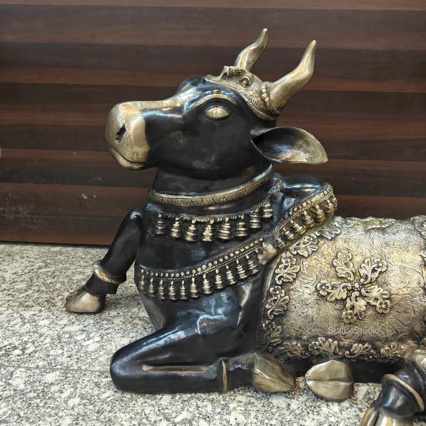 Brassaura® Brass Nandi Bull Idol | Sacred Nandi Statue for Home Temple, Shiv Mandir, Spiritual Décor & Vastu | 22 Inches | 28 Kg