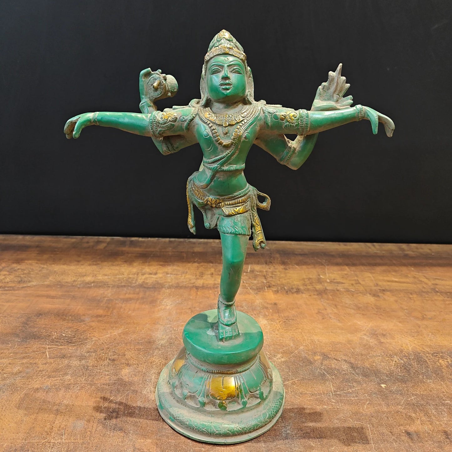 ब्रासोरा® वृंदावन वेणुगोपाल कृष्ण पीतल की प्रतिमा मोर के साथ | एंटीक नीला और सुनहरा रंग | ऊँचाई 20 इंच