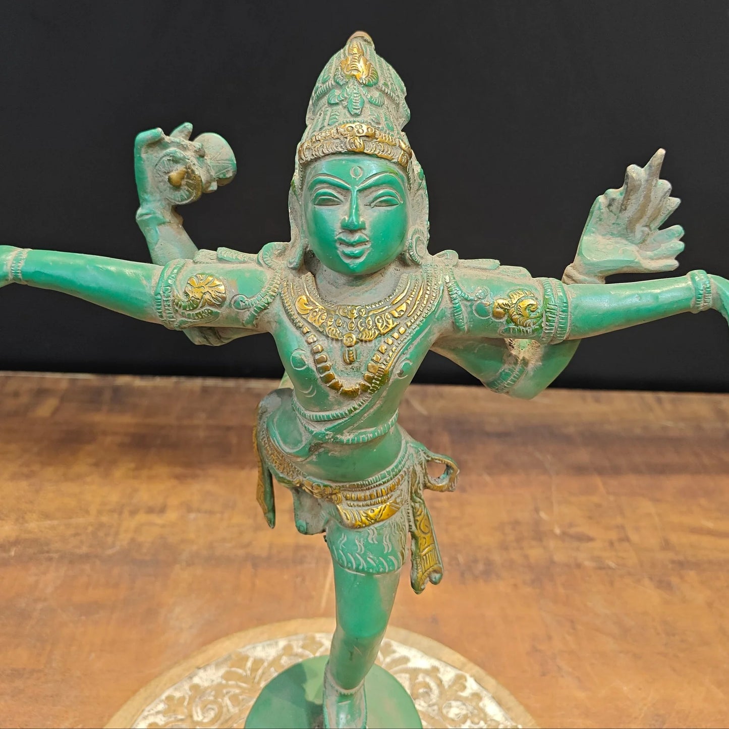 ब्रासोरा® वृंदावन वेणुगोपाल कृष्ण पीतल की प्रतिमा मोर के साथ | एंटीक नीला और सुनहरा रंग | ऊँचाई 20 इंच