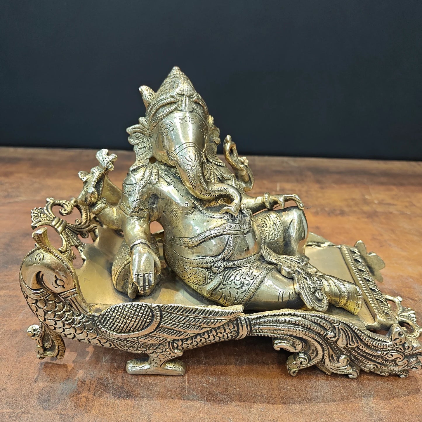 Brassaura® Reclining Ganesha Brass Idol on Peacock Chaise | Premium Solid Brass Lord Ganesha Statue | Handcrafted Antique Finish | Ganpati Murti for Home Temple, Living Room & Spiritual Décor | Height 7 Inches | 4.7 Kg