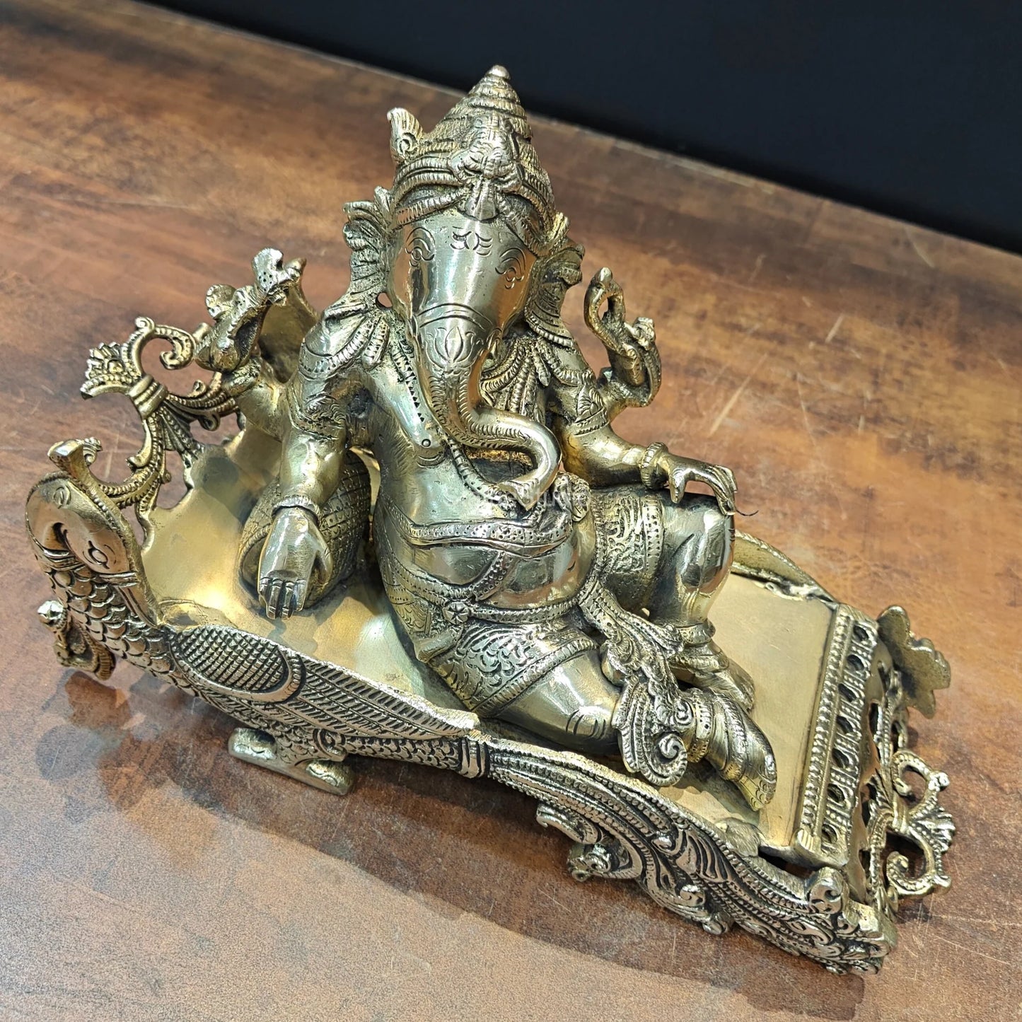 Brassaura® Reclining Ganesha Brass Idol on Peacock Chaise | Premium Solid Brass Lord Ganesha Statue | Handcrafted Antique Finish | Ganpati Murti for Home Temple, Living Room & Spiritual Décor | Height 7 Inches | 4.7 Kg